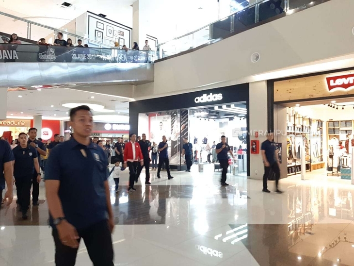  Presiden Jokowi dan Jan Ethes Srinarendra berada di Solo Paragon Mall, Sabtu (16/11) malam. (MP/Ismail)