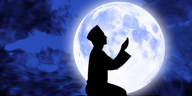 Salat malam (Foto: Pixabay/chiplanay)