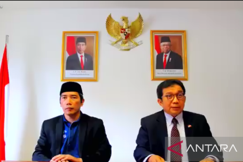 Tangkapan layar Duta Besar RI untuk Swiss Muliaman Hadad (kanan) menyampaikan informasi penemuan jasad Emmeril Kahn Mumtadz, putra Gubernur Jawa Barat Ridwan Kamil, dalam konferensi pers daring pada Kamis (9/6/2022). (ANTARA/Yashinta Difa)