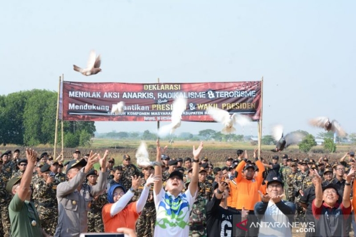 Sekretaris Daerah Jawa Tengah Puryono bersama Forkompimda dan masyarakat deklarasikan dukungan pelantikan Presiden dan Wakil Presiden di Kabupaten Batang, Jumat. (Foto: Antara/Kutnadi)