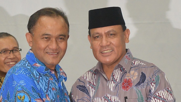 Deputi Penindakan KPK Brigjen Pol Firli (kanan) berjabat tangan dengan Kepala BNN Komjen Pol Heru Winarko. (ANTARA FOTO/Wahyu Putro A)