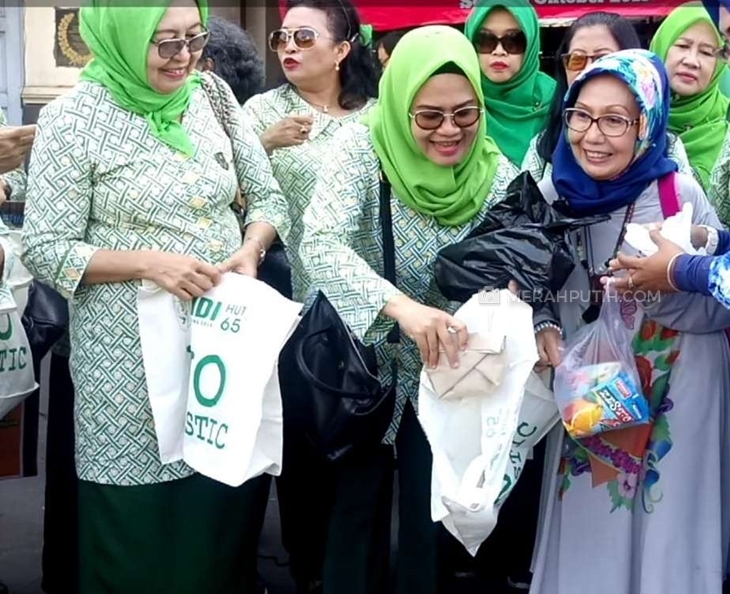Puluhan anggota Istri Dokt&euml;r Indonesia (IIDI) blusukan kampanye anti plastik di Pasar Gede, Solo, Jawa Tengah, Jumat (25/10). (MP/Ismail)