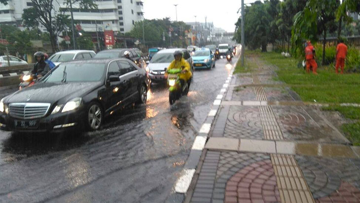 Hujan Deras, Beberapa Ruas Jalanan di Jakarta Kebanjiran 