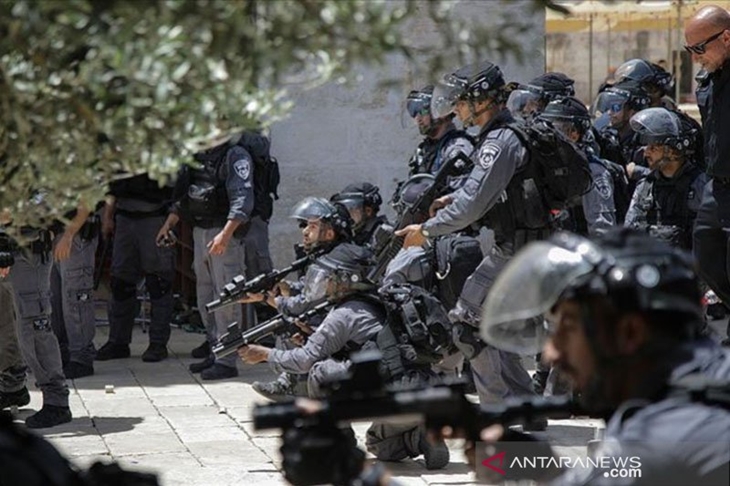 Tentara Israel mengambil posisi di kompleks Masjid Al-Aqsha, Jerusalem, Minggu, 11/8/2019. ANTARA/Anadolu Agency/pri (Anadolu Agency)