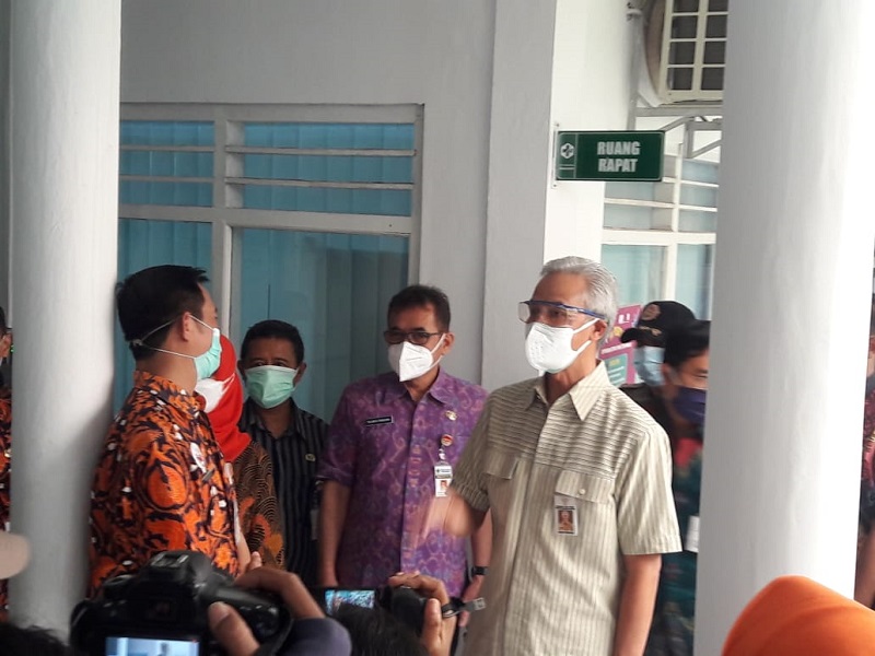 Gubernur Jawa Tengah, Ganjar Pranowo memantau vaksinasi COVID-19 di Puskesmas Manahan, Solo, Selasa (19/1). (MP/Ismail)   