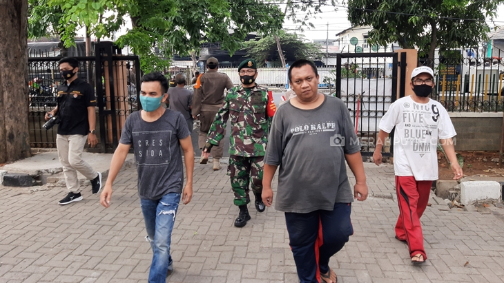 Puluhan pelanggar protokol kesehatan dibawa petugas ke Gor Kemayoran. (Foto: MP/Kanugrahan)
