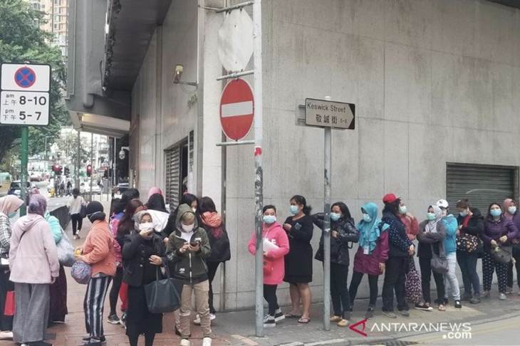 Sejumlah WNI mengantre pembagian masker di depan KJRI Hong Kong, Senin (2/2/2020). (ANTARA/HO-KJRI Hong Kong/mii)
