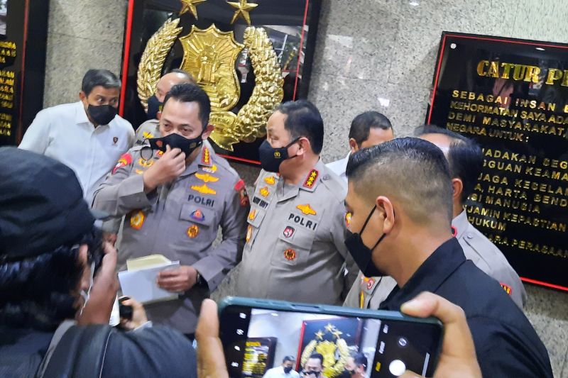 Kapolri Jenderal Pol. Listyo Sigit Prabowo memberikan keterangan kepada wartawan terkait kasus penembakan antaranggota pengawal Kadiv Propam Polri di Mabes Polri, Jakarta, Selasa (12/7/2022). ANTARA/Laily Rahmawaty