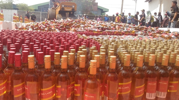 Bea dan Cukai Tanjung Perak Musnahkan Belasan Ribu Minuman Keras Ilegal