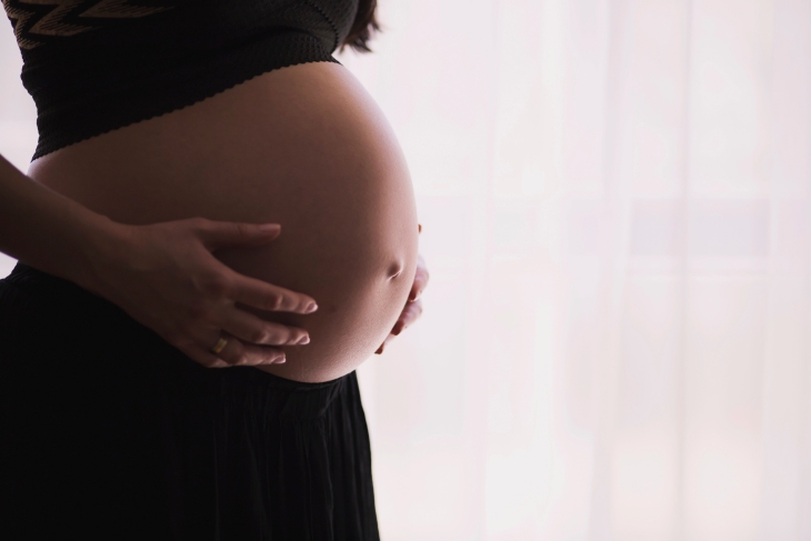 Selama hamil, hormon juga mempengaruhi bentuk payudara (Foto: Unsplash/Freestocks)