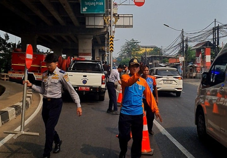 Kebakaran Pabrik Bingkai di Jaktim Sebabkan Macet Parah, Dishub Berlakukan Rekayasa Lalin