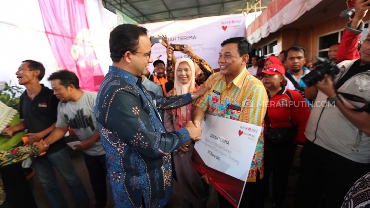 Anies Serahkan Seribu Sak Semen bagi Korban Kebakaran