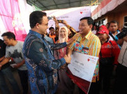 Anies Serahkan Seribu Sak Semen bagi Korban Kebakaran