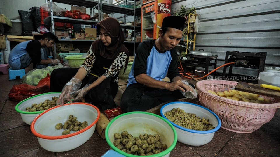 Petugas tengah memasak makanan untuk persiapan berbuka puasa di dapur umum Masjid Istiqlal, Jakarta, Minggu, (12/5/2019). Sebanyak tiga juru masak, dua asisten juru masak dan delapan pekerja bagian pembungkusan di dapur umum Masjid Istiqlal. Selama bulan Ramadan, Badan Pelaksana Pengelola Masjid Istiqlal menyiapkan 2.000 - 4.000 takjil dan nasi kotak untuk masyarakat yang berbuka puasa di Masjid tersebut. Merahputih.com / Rizki Fitrianto