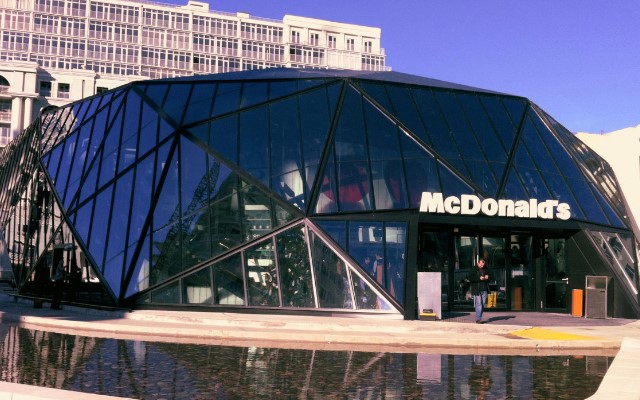 5 Gerai McDonald's Paling Unik di Dunia, Ada yang Dalam Pesawat!