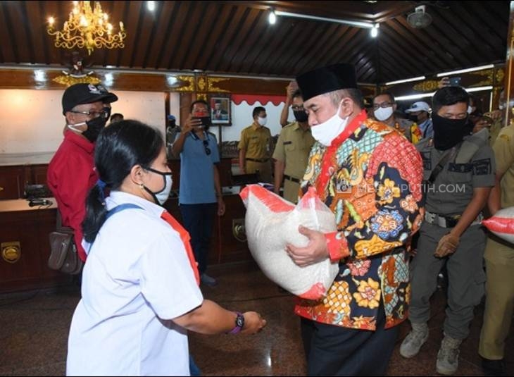  Bupati Sukoharjo, Wardoyo Wijaya memberikan bantuan sembako karyawan PT Tyfountex yang terkena PHK, Senin (18/5). (MP/Ismail)