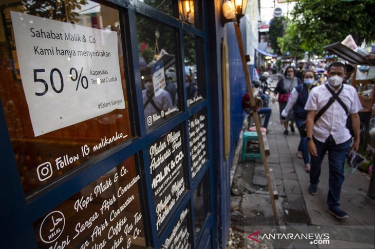 Warga berjalan di depan salah satu restoran di kawasan Sabang, Jakarta, Jumat (8/1/2021). ANTARA FOTO/Dhemas Reviyanto/rwa.