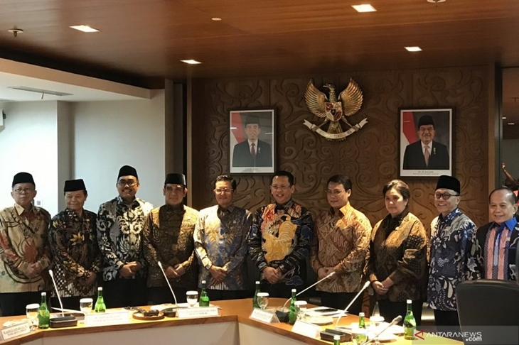 Ke-10 pimpinan MPR menjelang rapat pimpinan di Gedung Nusantara III Senayan, Jakarta, Rabu. (ANTARA/ Sella Panduarsa Gareta)