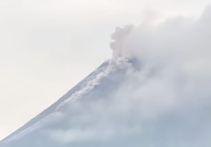 Gunung Merapi Keluarkan 4 Kali Awan Panas Guguran, Masyarakat Diminta Waspada
