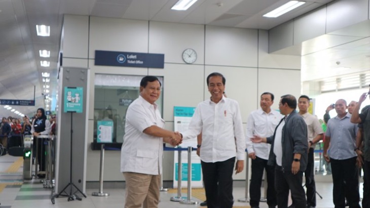 Jokowi dan Prabowo di stasiun Moda Raya Terpadu (MRT) Lebak Bulus. (Antaranews)