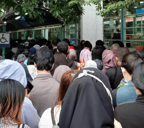 Pasrah Berdesakan Masuk Transjakarta-MRT, Warga Harap-Harap Cemas Kena Corona