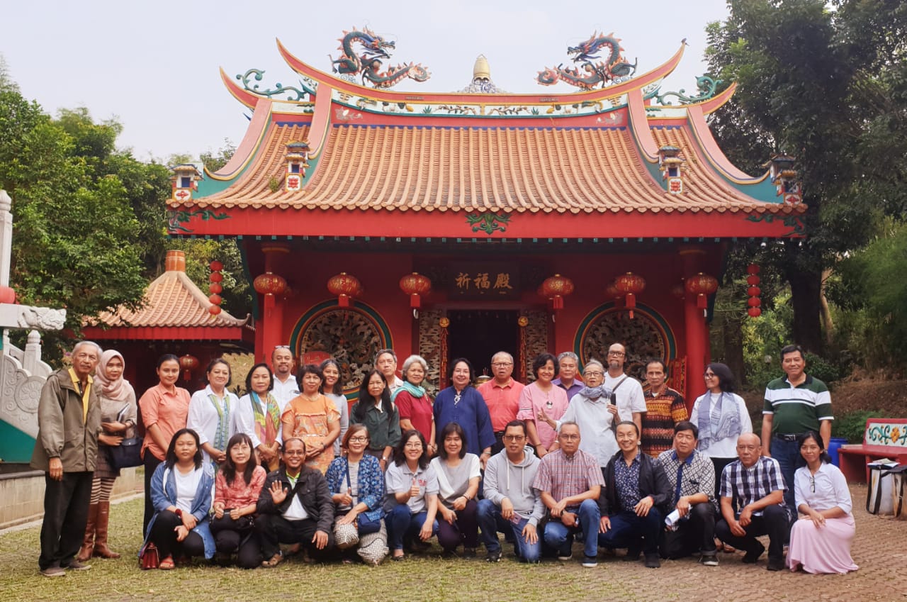 Selesai semiloka peserta berfoto bersama di depan Tian Dan, Da Cheng Dian dan Qi Fu Dian, di Kompleks Kong Miao.