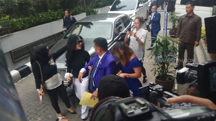 Hotman Paris Bantah Syahrini Ikut Umrah Gratis dari First Travel 