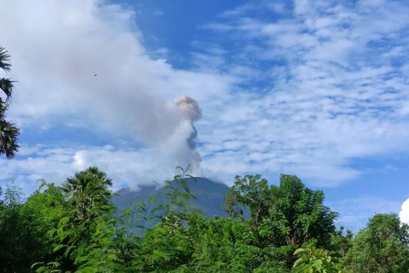 Gunung Ile Lewotolok Erupsi, Ketinggian Abu Capai 900 Meter