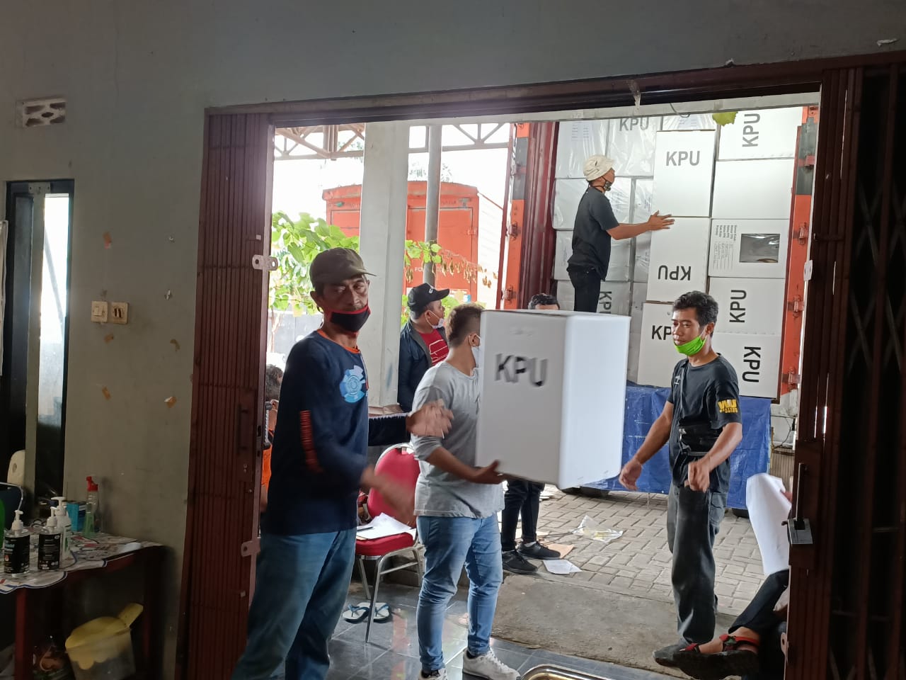 Petugas KPU Solo, Jawa Tengah mulai mendistribusikan logistik Pilwakot Solo di 54 kelurahan, Senin (7/12). (MP/Ismail)