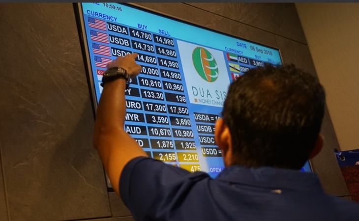 Sandiaga Uno mengamati pergerakan nilai tukar rupiah terhadap dolar AS