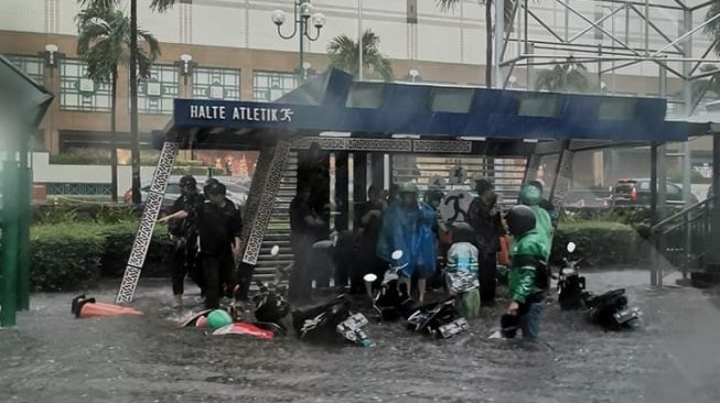 Baru Diguyur Hujan Deras, Kawasan Plaza Senayan Sampai FX Sudirman Banjir