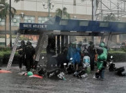 Baru Diguyur Hujan Deras, Kawasan Plaza Senayan Sampai FX Sudirman Banjir