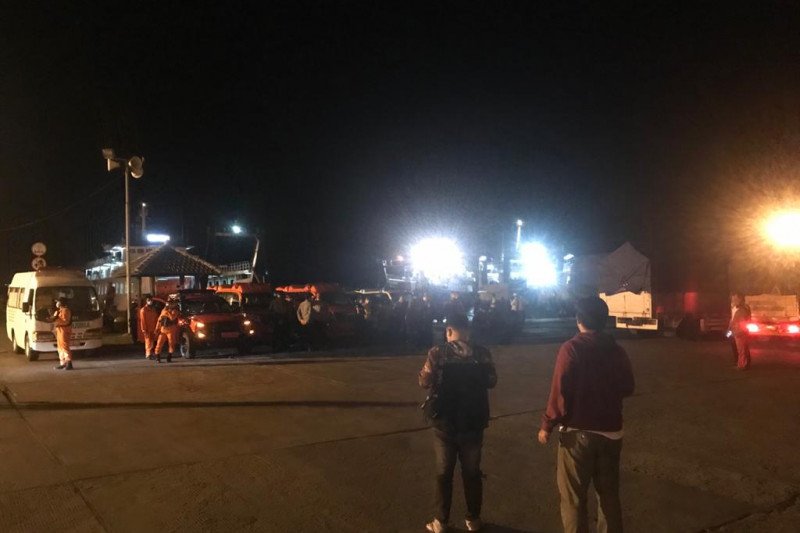 Kapolres Jembrana AKBP I Ketut Gede Ade Wibawa memantau proses pencarian dan evakuasi penumpang KMP Yunicee di Pelabuhan Jembrana, Bali, Selasa (29/6/2021) malam. (Gembong Ismadi)