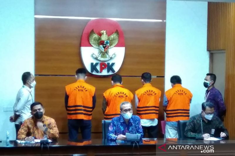 Deputi Penindakan dan Eksekusi KPK Karyoto, Wakil Ketua KPK Alexander Marwata, dan Plt Juru Bicara KPK Ali Fikri saat jumpa pers di Gedung KPK, Jakarta, Kamis (30/9/2021) terkait dengan pengumuman 10 anggota DPRD Kabupaten Muara Enim sebagai tersangka. ANTARA/Benardy Ferdiansyah