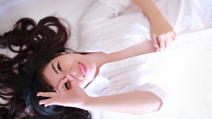 Pertama dalam perawatan malam hari yaitu membersihkan wajah dengan cleansing oil. (Foto: Pixabay/cuncon)