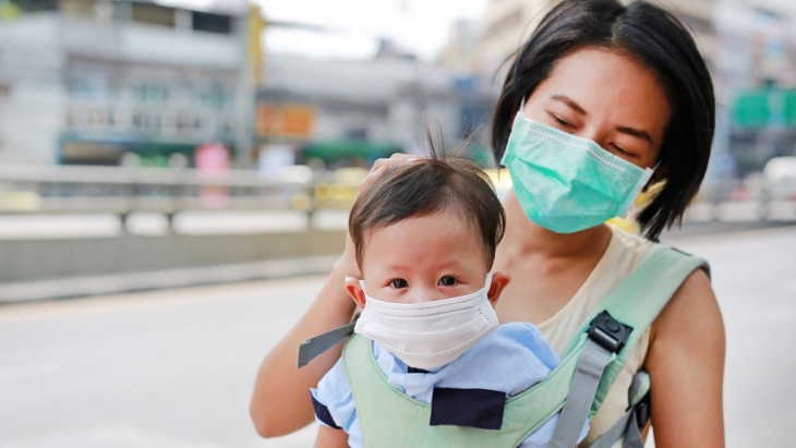 Trik agar Anak Mau Mengenakan Masker saat Bepergian