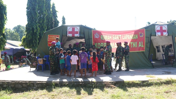 Tim Satgas Kesehatan Korps Marinir TNI AL memberikan pemulihan trauma atau trauma healing, serta edukasi kepada anak-anak yang terkena bencana banjir bandang Nusa Tenggara Timur (NTT). (Foto: MP/Istimewa)