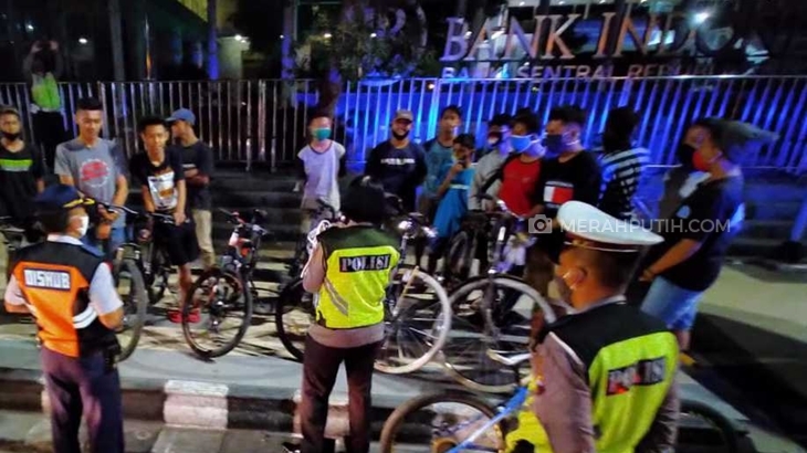 Petugas Dishub dan Satlantas Polresta Surakarta, Jawa Tengah membubarkan pesepeda massal, Kamis (11/6). (MP/Ismail)