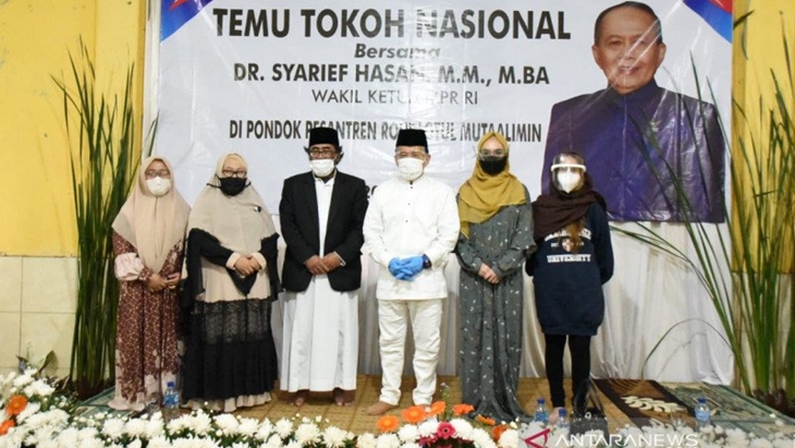   Wakil Ketua MPR Syarief Hasan (ketiga dari kanan), hadir dalam acara Temu Tokoh Nasional di Pondok Pesantren Roudhotul Muta'allimin, Sukanagalih, Kabupaten Cianjur, Jawa Barat, Selasa (20/10). (Istimewa)