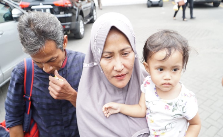 Tersangka kasus penghinaan terhadap wali kota Surabaya Tri Rismaharini keluar dari tahana Poltabes Surabaya