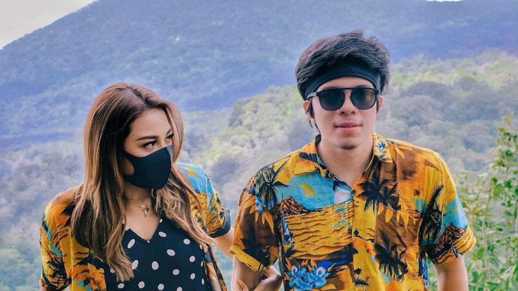 Aurel dan Atta pakai baju couple-an di Bali. Instagram/attahalilintar)