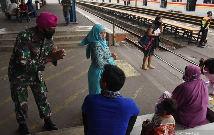 Anggota TNI memberikan imbauan pendisiplinan protokol kesehatan pencegahan COVID-19 kepada penumpang KRL di Stasiun Manggarai, Jakarta, Kamis (28/5/2020). Imbauan pendisiplinan protokol kesehatan kepada penumpang di lingkungan Stasiun KRL itu dilakukan menjelang diberlakukannya tatanan normal baru. ANTARA FOTO/Indrianto Eko Suwarso/hp.