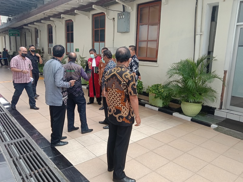 Para pejabat Pengadilan Negeri Surabaya yang sedang  akan melakukan rapat, pasca OTT KPK. (Foto: Antara)
