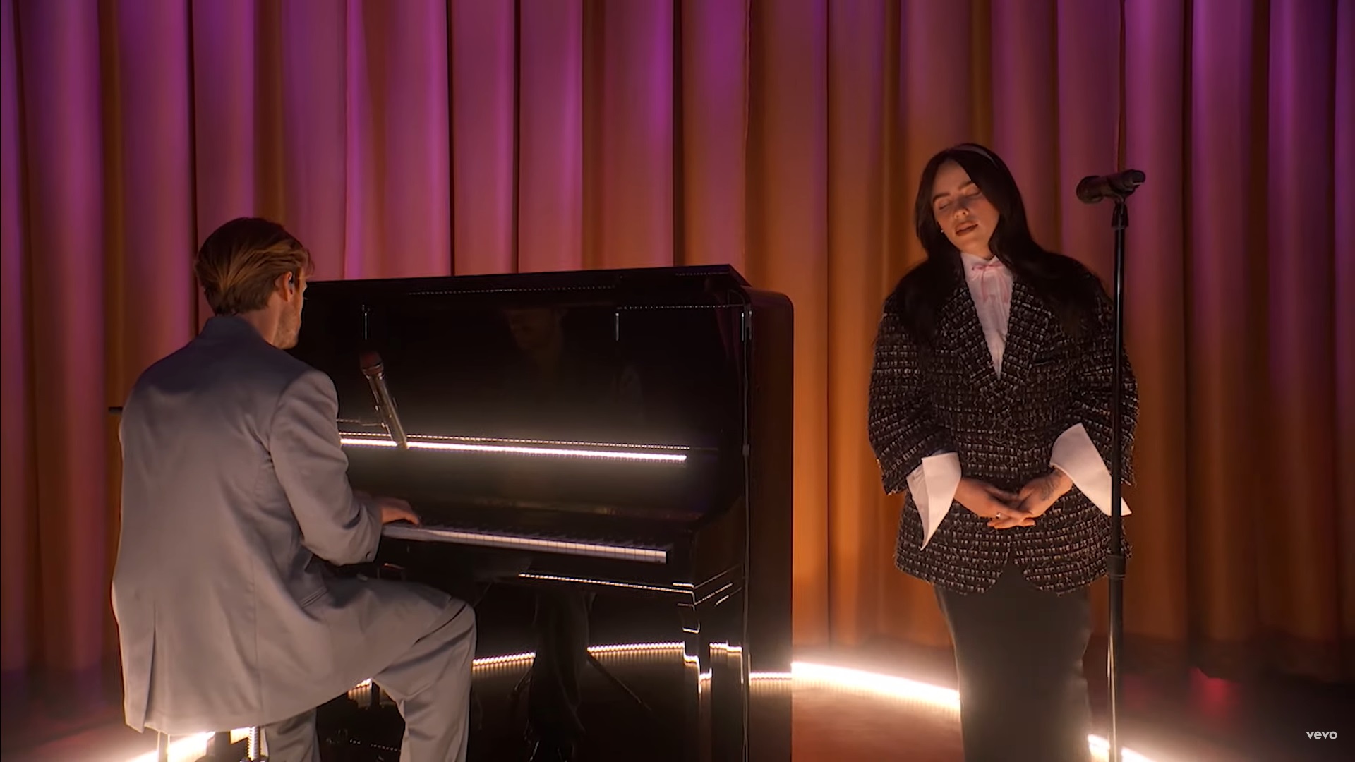 Nyanyikan 'What Was I Made For?' di Oscar 2024, Billie Eilish Tuai Pujian