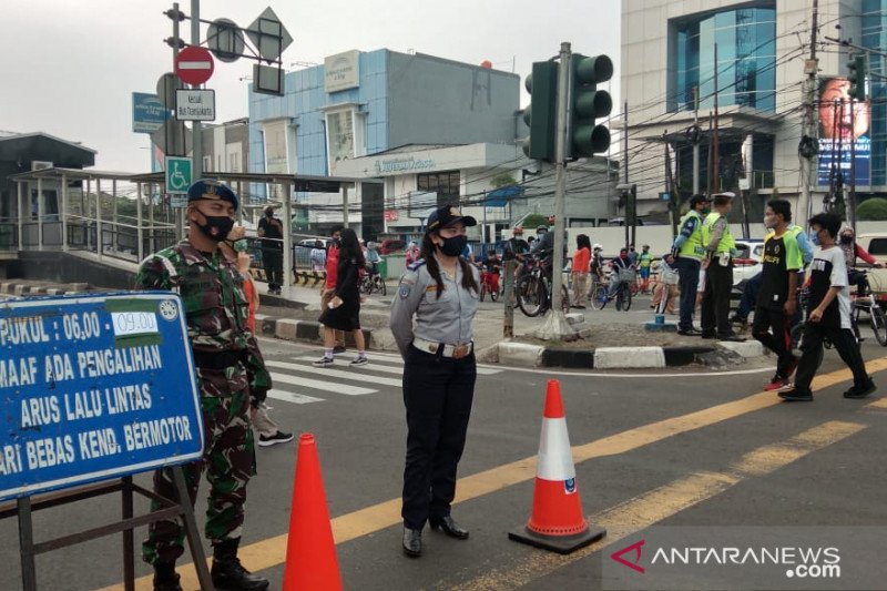Petugas gabungan bersiaga di titik penyekatan Car Free Day Jalan Pemuda, Rawamangun, Jakarta Timur, Minggu (28/6/2020). (ANTARA/Andi Firdaus).