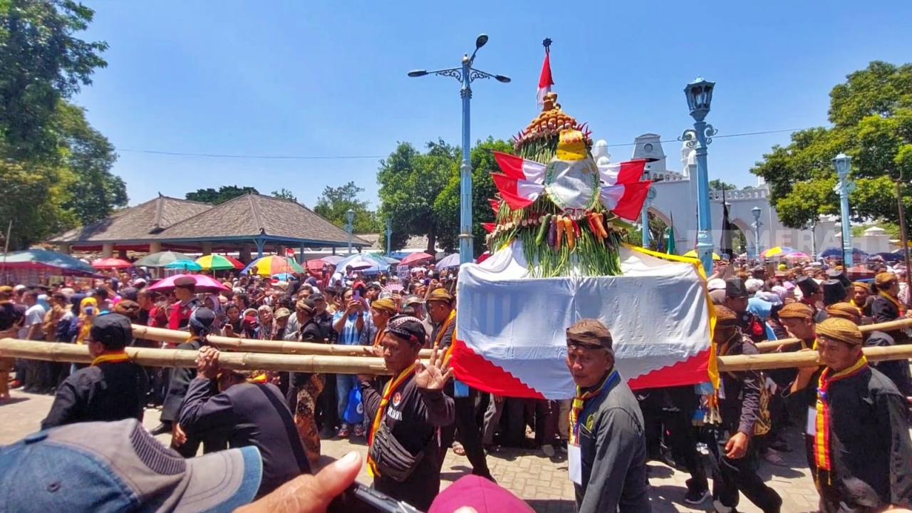 2 Gunungan Grebeg Maulud Keraton Surakarta Ludes Direbut Warga Sebelum Didoakan
