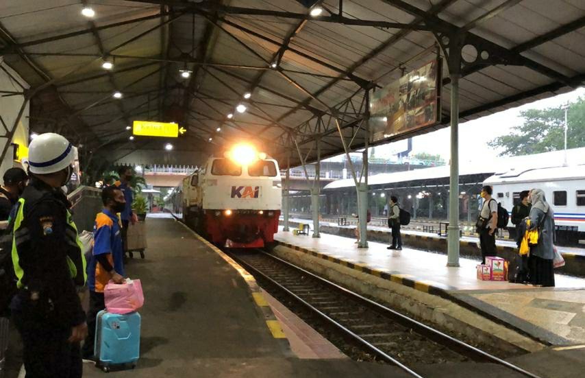 Selama Larangan Mudik, KA Lokal Tetap Beroperasi