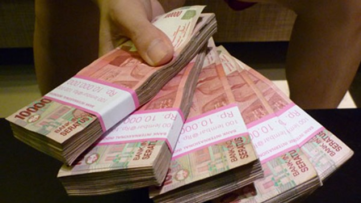 Rupiah Terus Melemah, Jumat Sore Turun Empat Poin Jadi Rp13.785