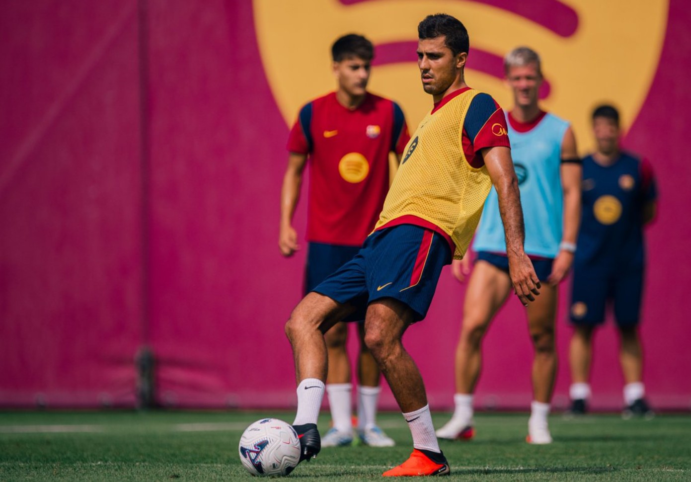 Barcelona vs Athletic Bilbao: Debut Rodri? Hansi Flick Beri Lampu Hijau