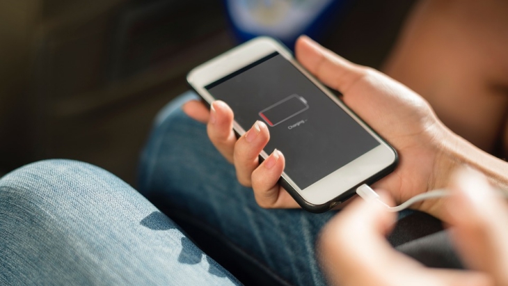 Kamu bisa menggunakan charger lama kamu (Foto: Pixabay/StockSnap)